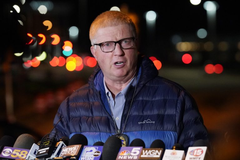 Police: 8 injured in Wisconsin mall shooting; suspect sought