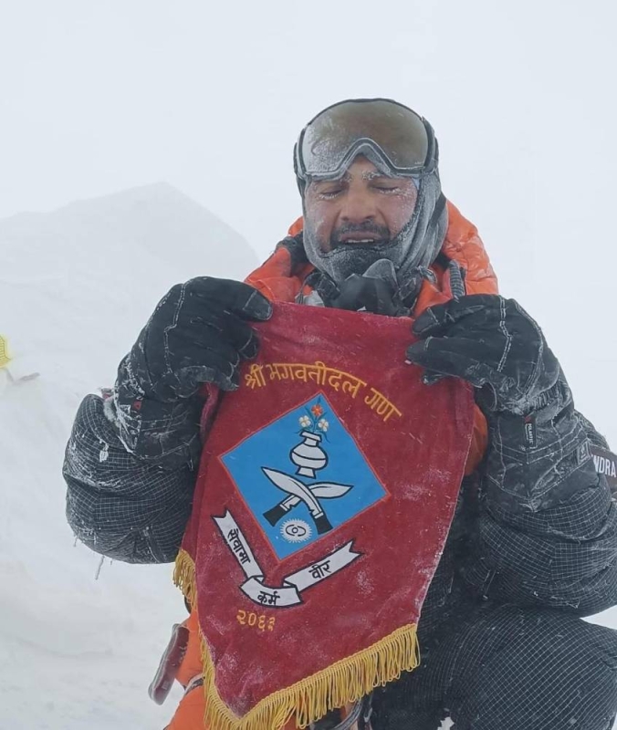 Indo-Nepal joint military team scales Mt Kanchenjunga